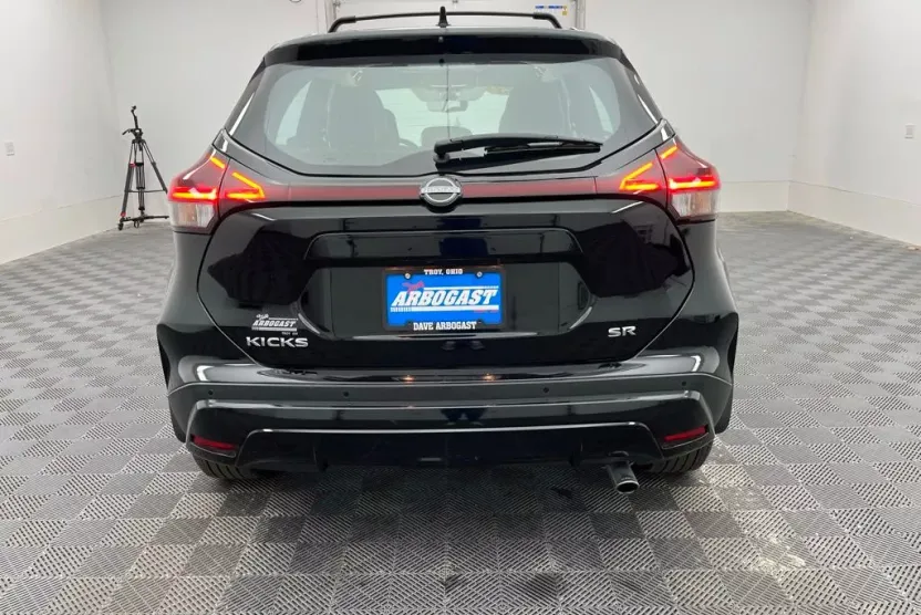 2023 Nissan Kicks SR photo 1