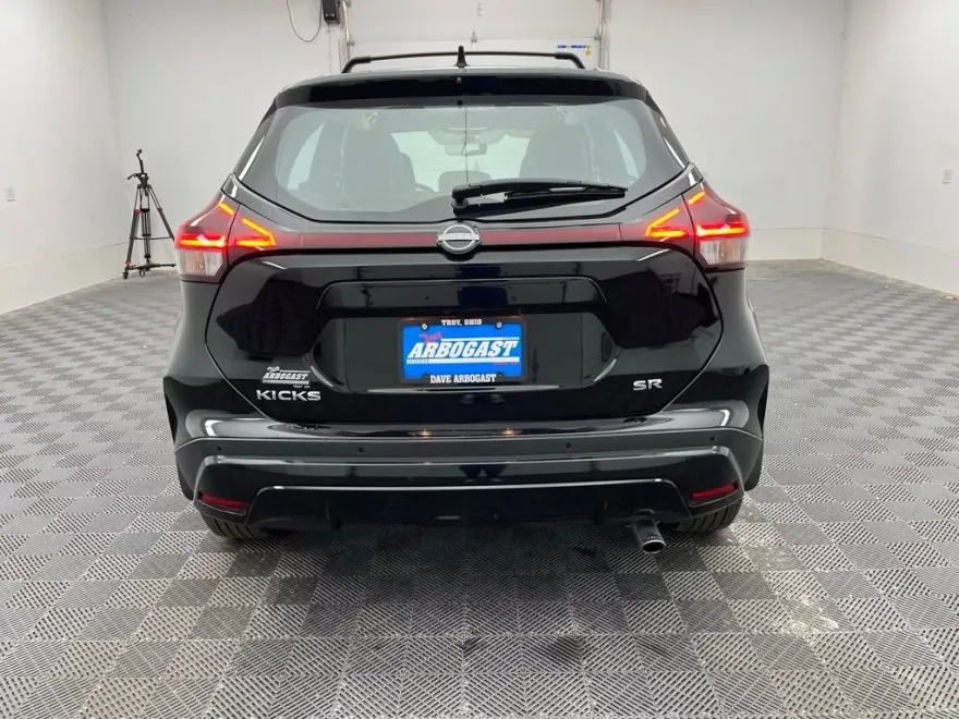 2023 Nissan Kicks SR photo 1