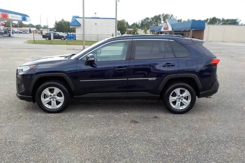 2019 Toyota RAV4 XLE photo 1