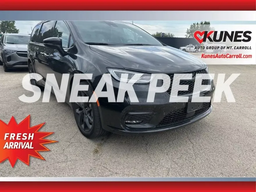 2023 Chrysler Pacifica Touring L photo 1