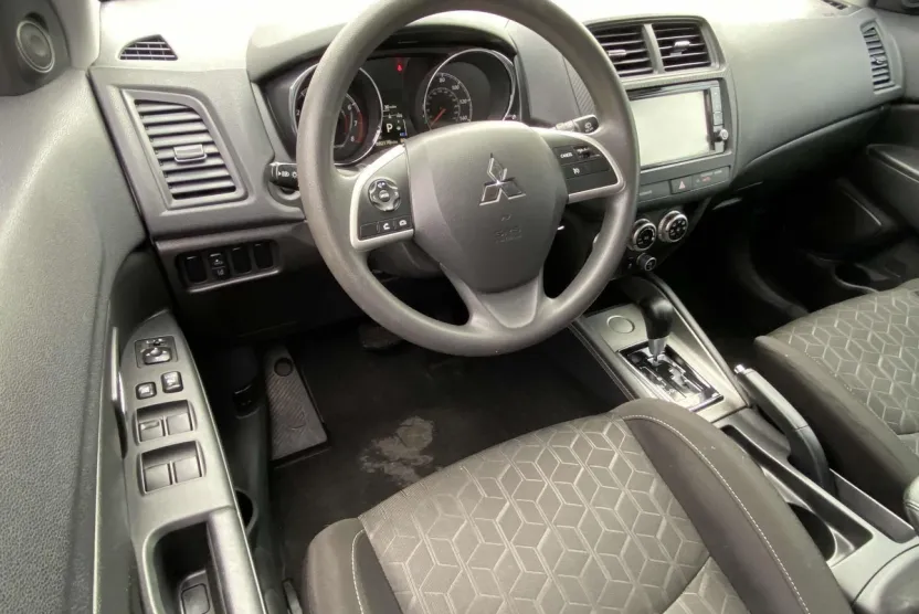 2021 Mitsubishi Outlander ES photo 1