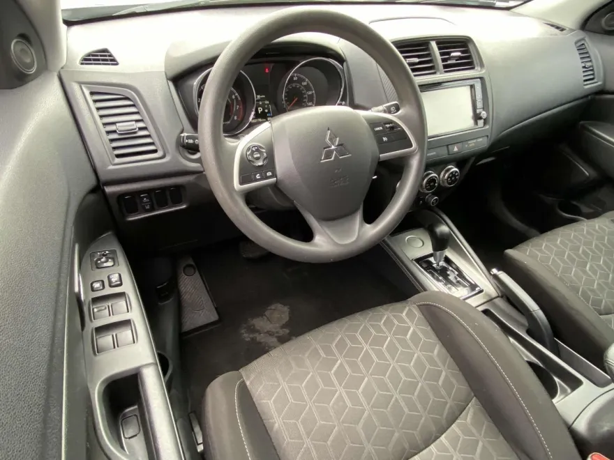 2021 Mitsubishi Outlander ES photo 1