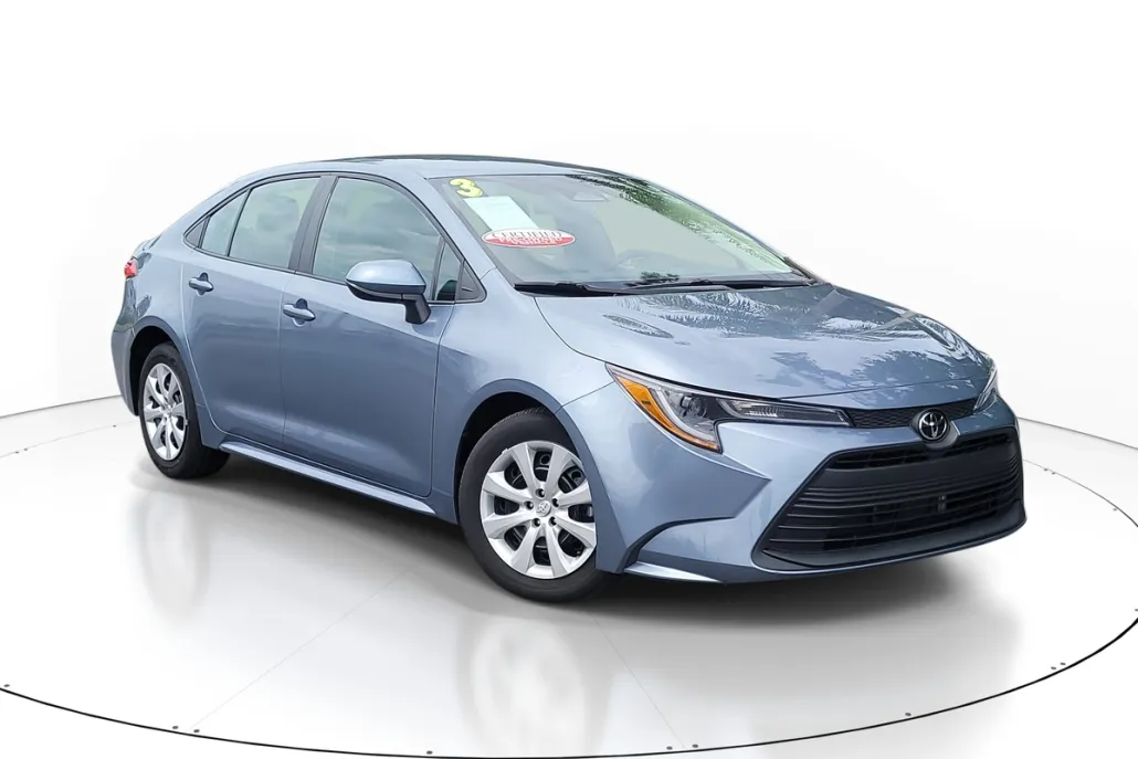 2023 Toyota Corolla LE photo 1