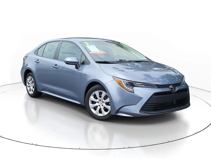2023 Toyota Corolla LE photo 1