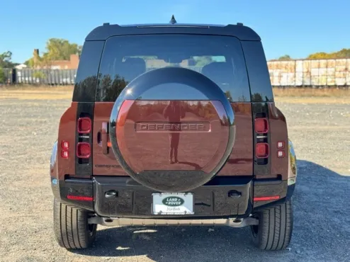 2025 Land Rover Defender 110 photo 4