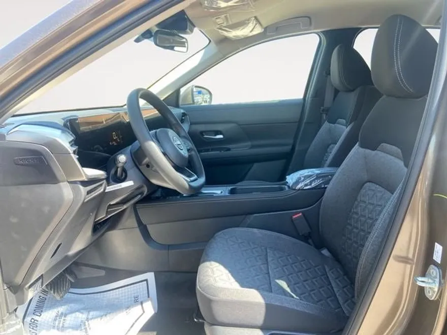 2025 Nissan Kicks SV photo 1