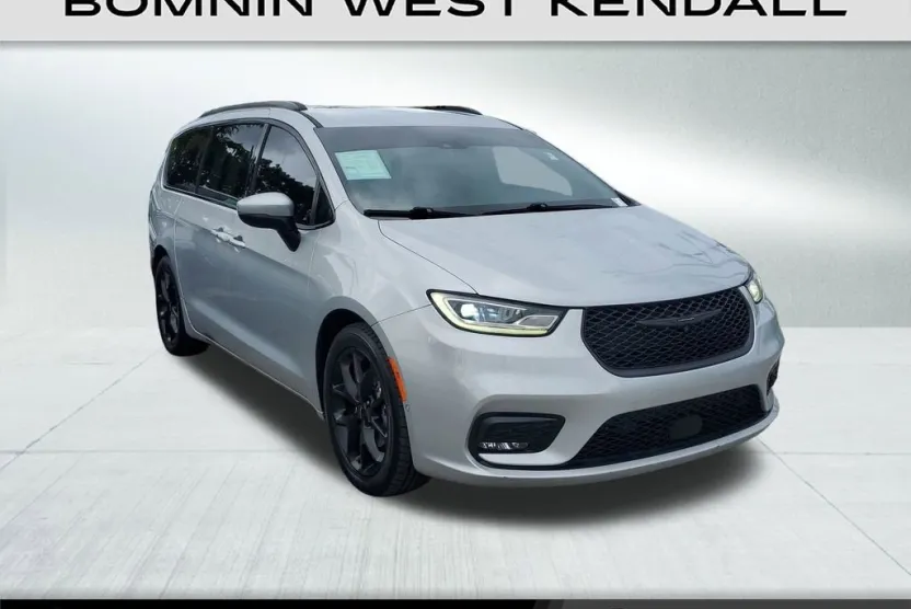 2023 Chrysler Pacifica Touring L photo 1