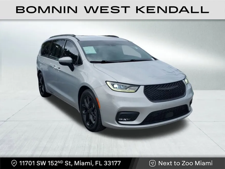 2023 Chrysler Pacifica Touring L photo 1