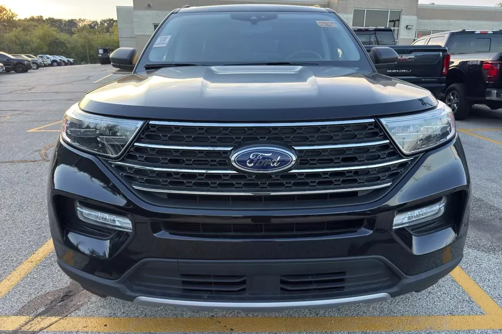 2023 Ford Explorer XLT photo 1