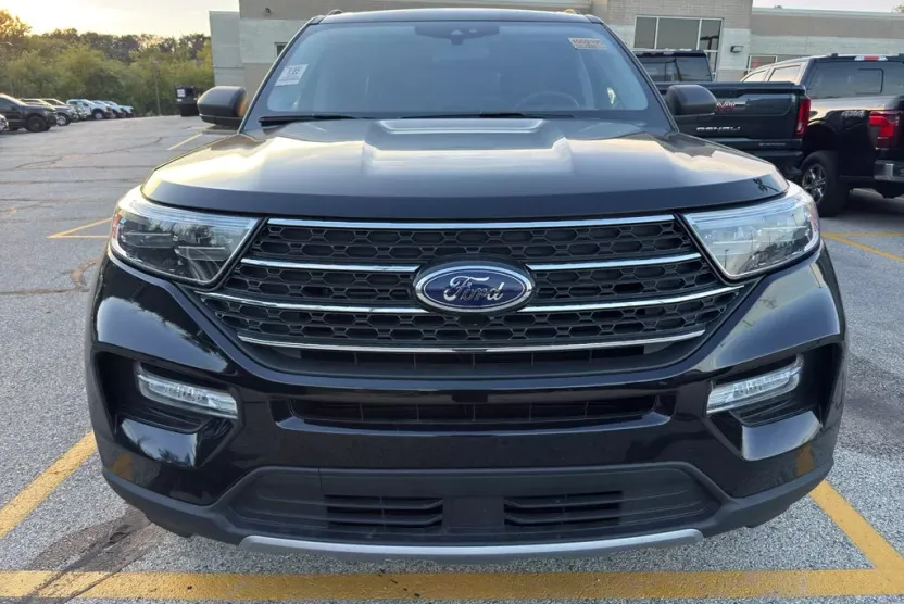 2023 Ford Explorer XLT photo 1