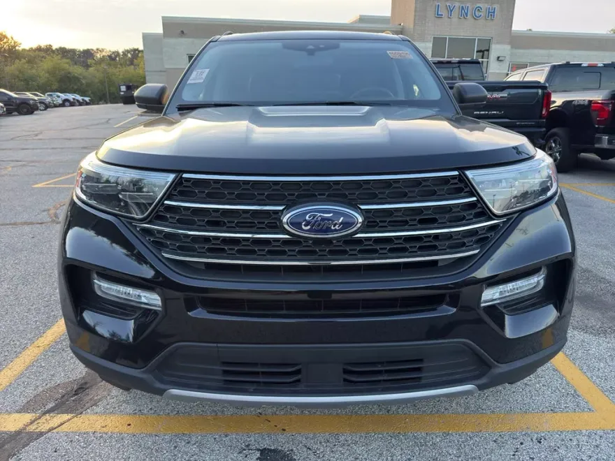 2023 Ford Explorer XLT photo 1