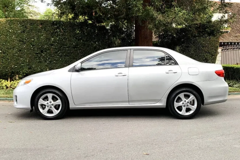 2012 Toyota Corolla LE photo 1