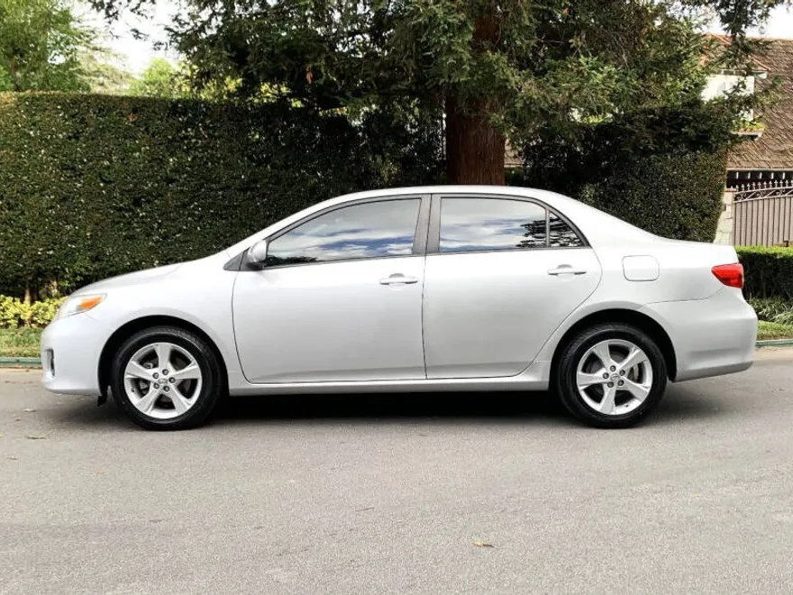2012 Toyota Corolla LE photo 1