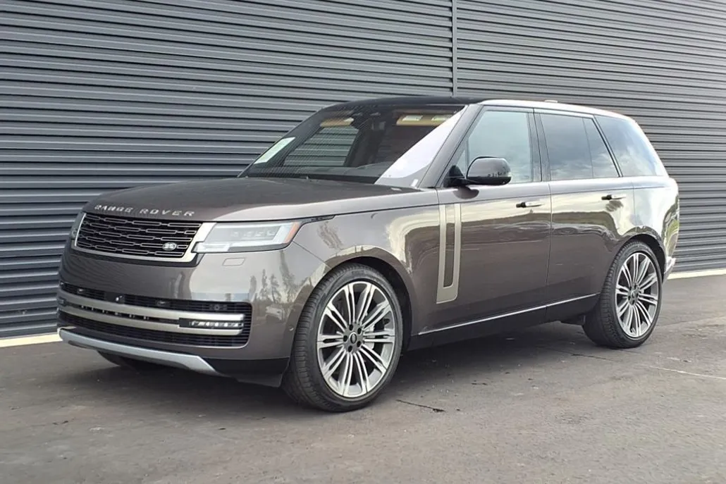 2023 Land Rover Range Rover SE photo 1