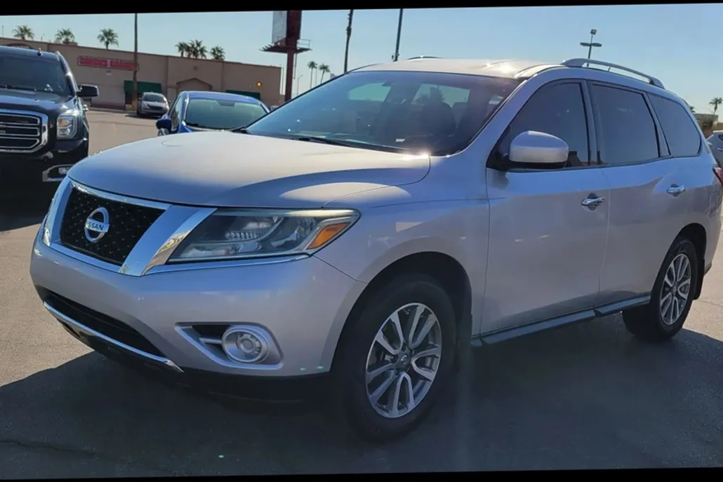 2013 Nissan Pathfinder SV photo 1
