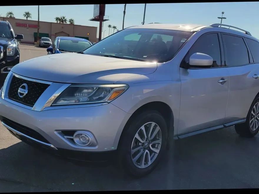 2013 Nissan Pathfinder SV photo 1