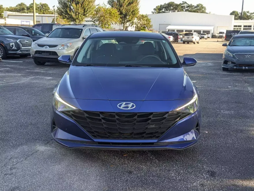 2023 Hyundai Elantra SE photo 1