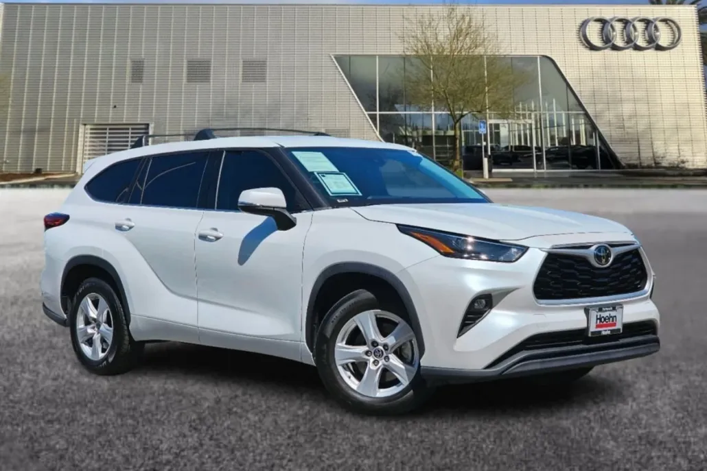 2022 Toyota Highlander LE photo 1