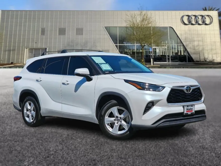 2022 Toyota Highlander LE photo 1