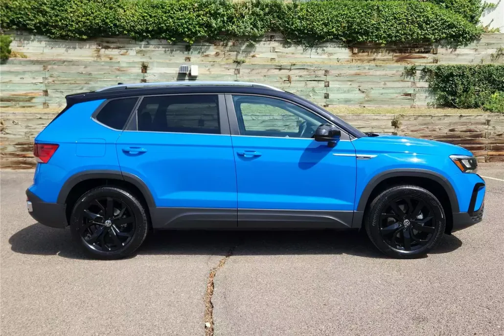 2023 Volkswagen Taos SE photo 1