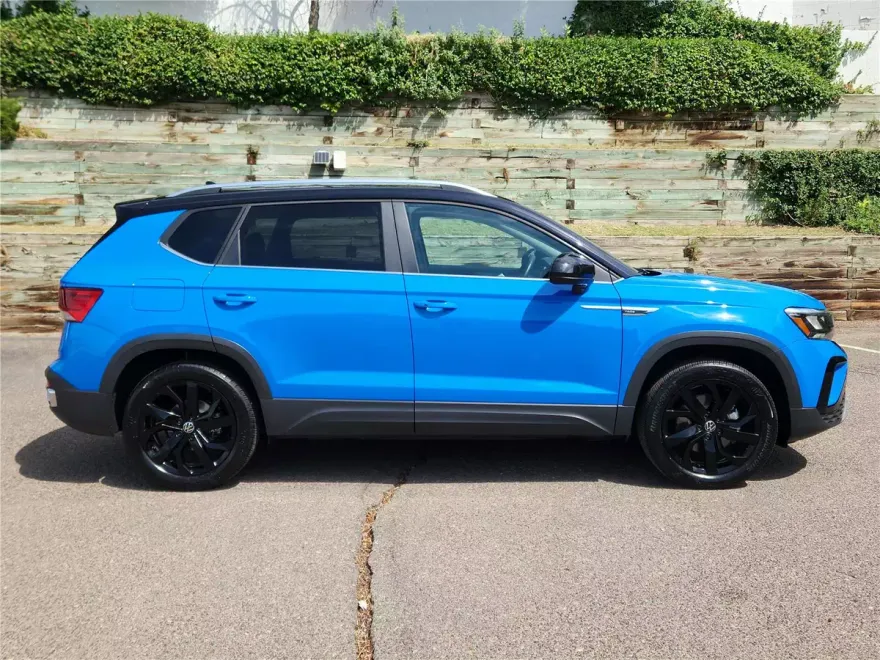 2023 Volkswagen Taos SE photo 1