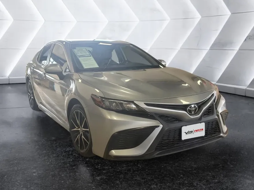 2022 Toyota Camry SE photo 1