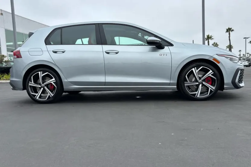 2025 Volkswagen Golf GTI SE photo 1