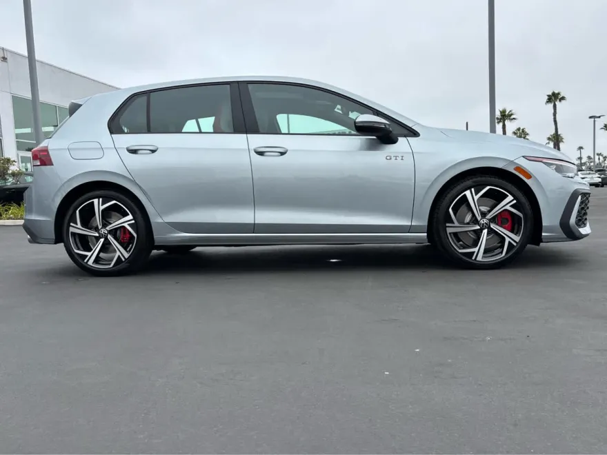 2025 Volkswagen Golf GTI SE photo 1