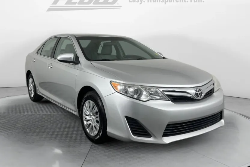 2014 Toyota Camry LE photo 1