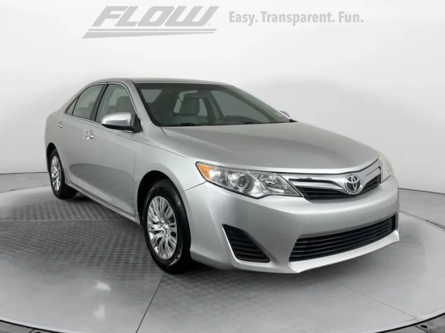2014 Toyota Camry LE photo 1