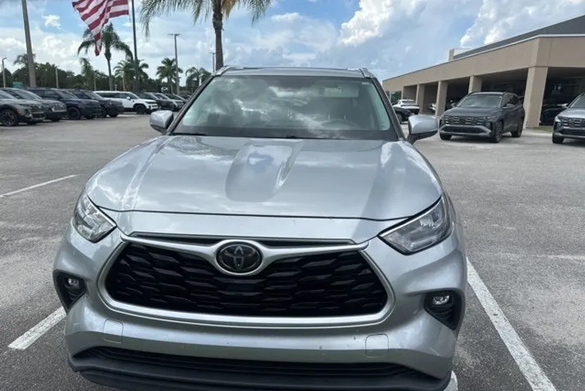2020 Toyota Highlander XLE photo 1