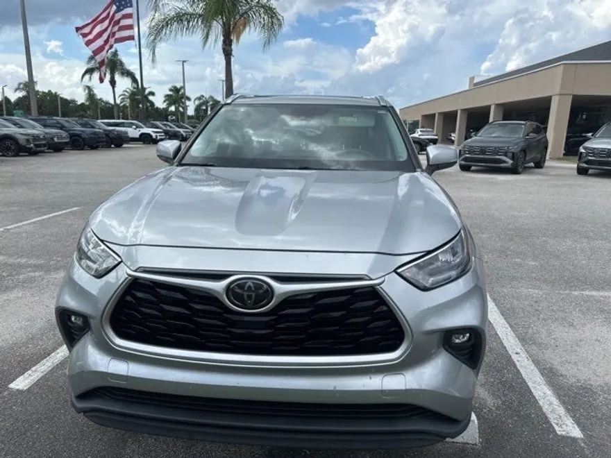2020 Toyota Highlander XLE photo 1