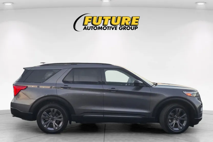 2022 Ford Explorer XLT photo 1