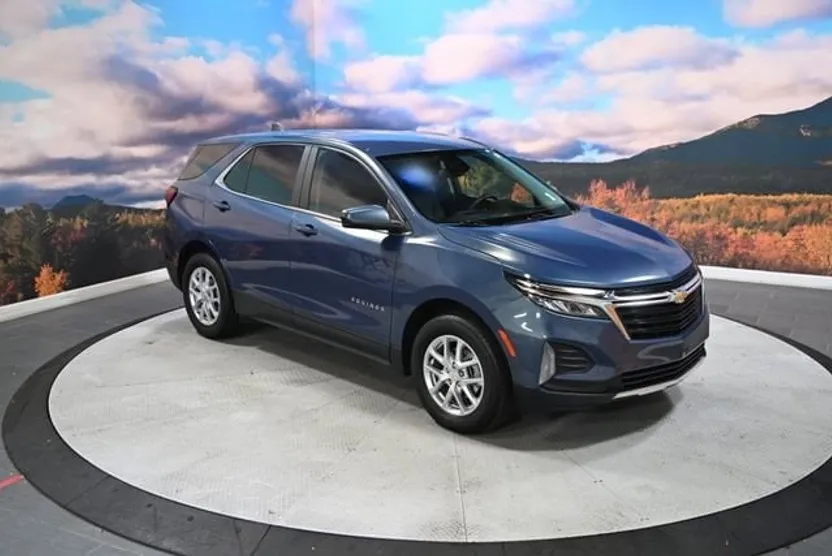 2024 Chevrolet Equinox LT photo 1