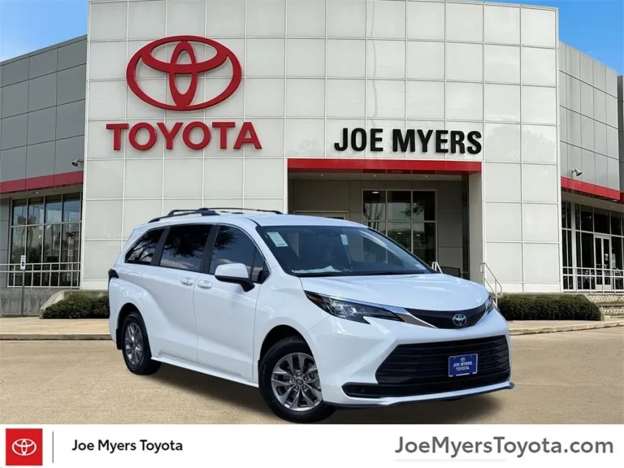 2025 Toyota Sienna LE photo 1
