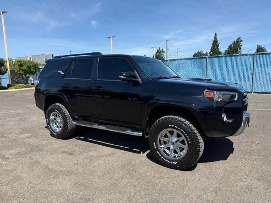 2019 Toyota 4Runner TRD Off-Road Premium photo 1