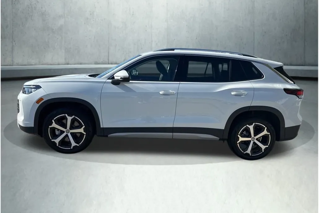 2025 Volkswagen Tiguan SE photo 1