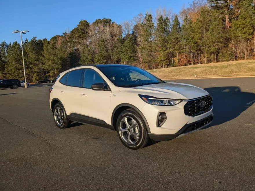 2025 Ford Escape ST-Line photo 1
