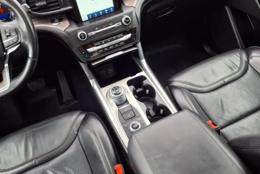 2020 Ford Explorer Platinum photo 1