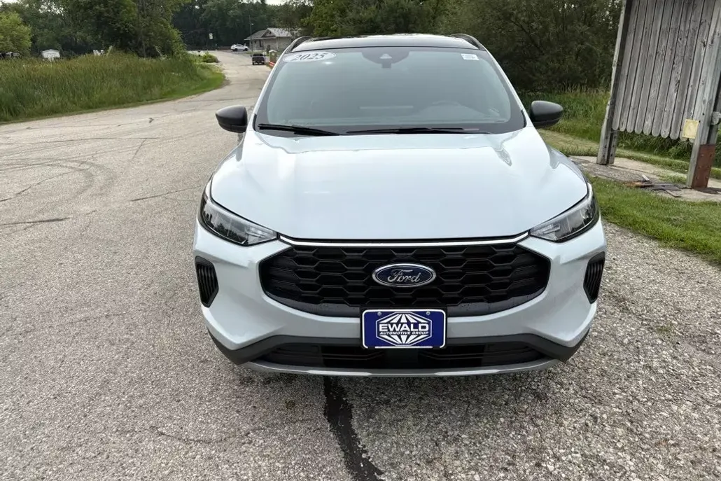 2025 Ford Escape ST-Line photo 1