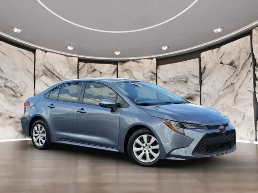 2020 Toyota Corolla LE photo 1