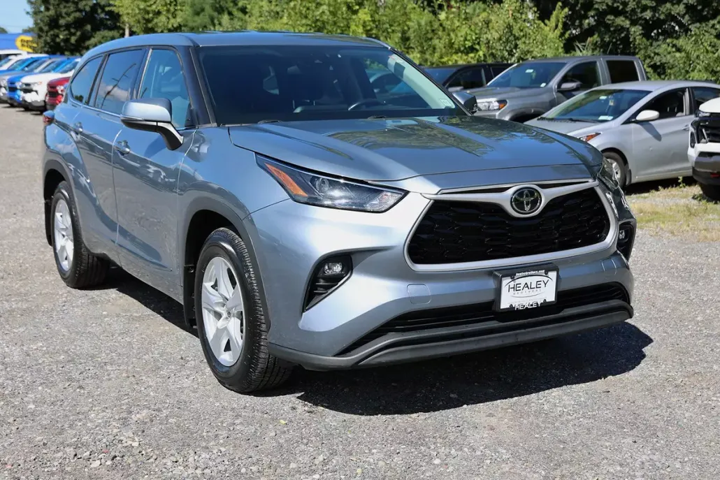 2022 Toyota Highlander LE photo 1