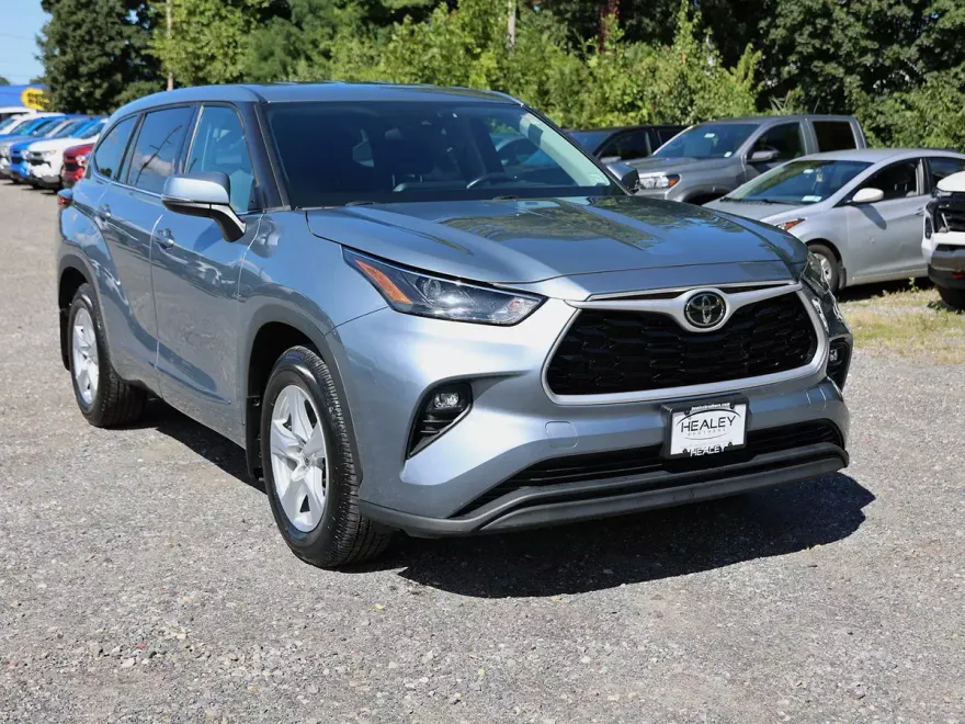 2022 Toyota Highlander LE photo 1