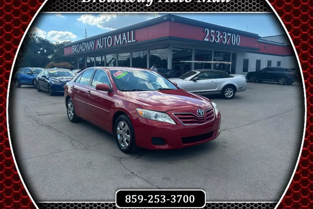 2011 Toyota Camry LE photo 1