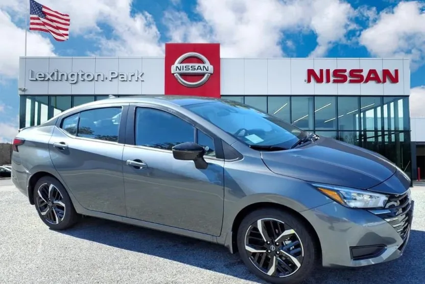 2025 Nissan Versa SR photo 1