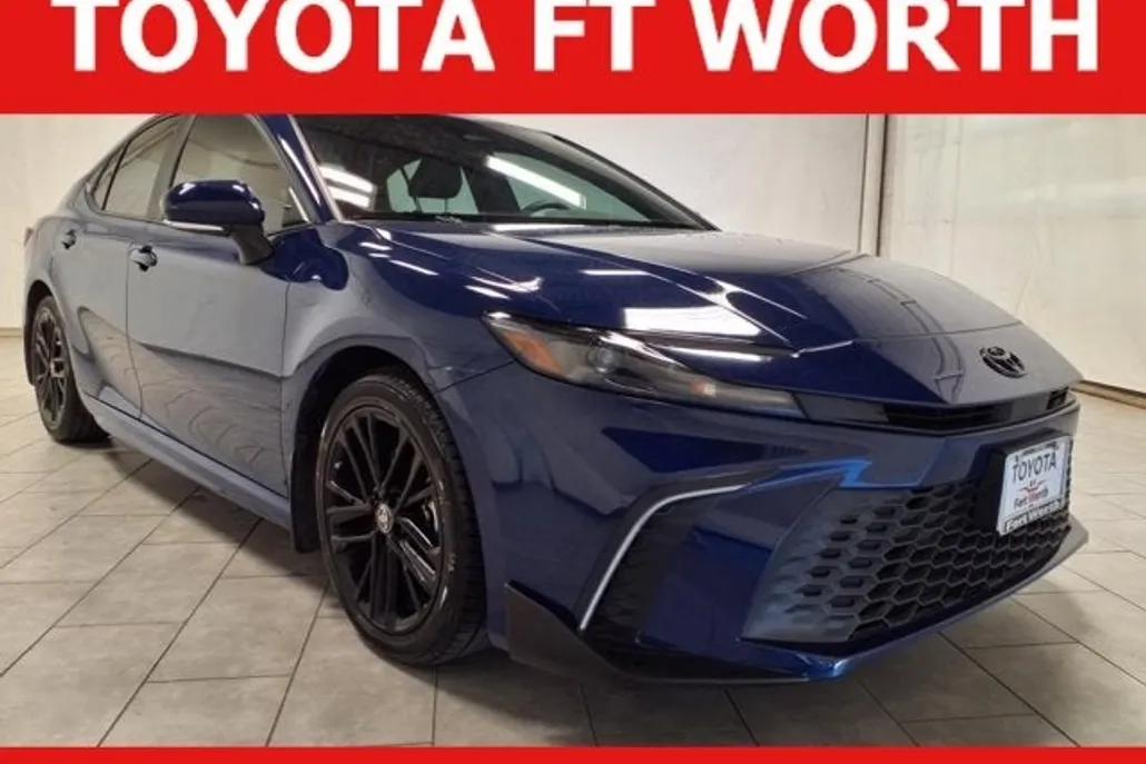 2025 Toyota Camry SE photo 1