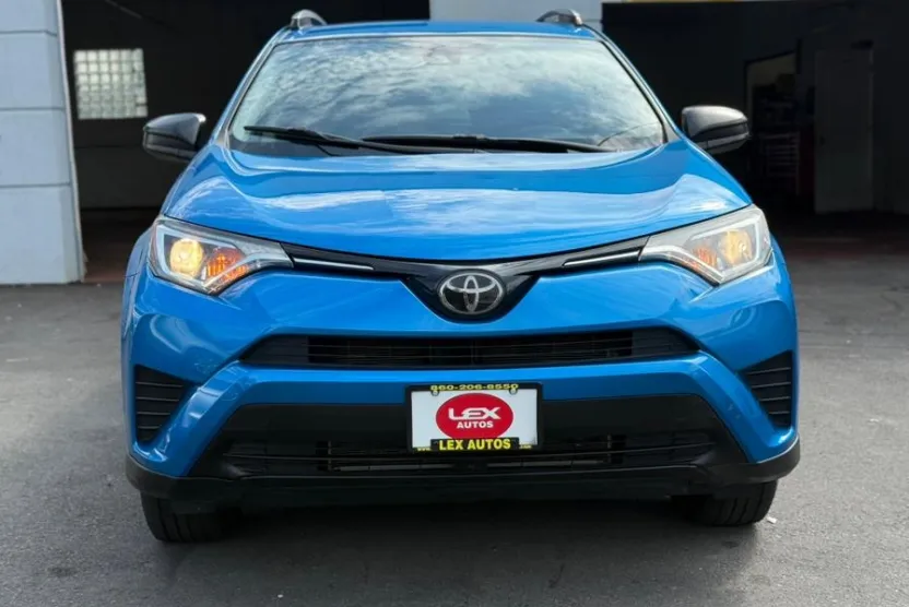 2018 Toyota RAV4 LE photo 1