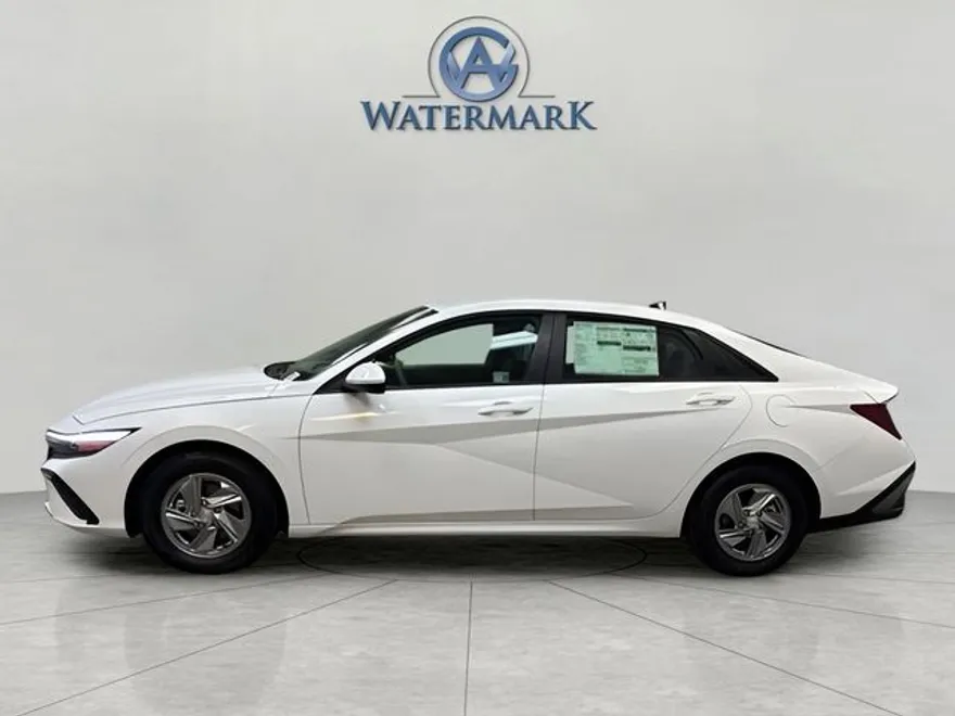 2025 Hyundai Elantra SE photo 1