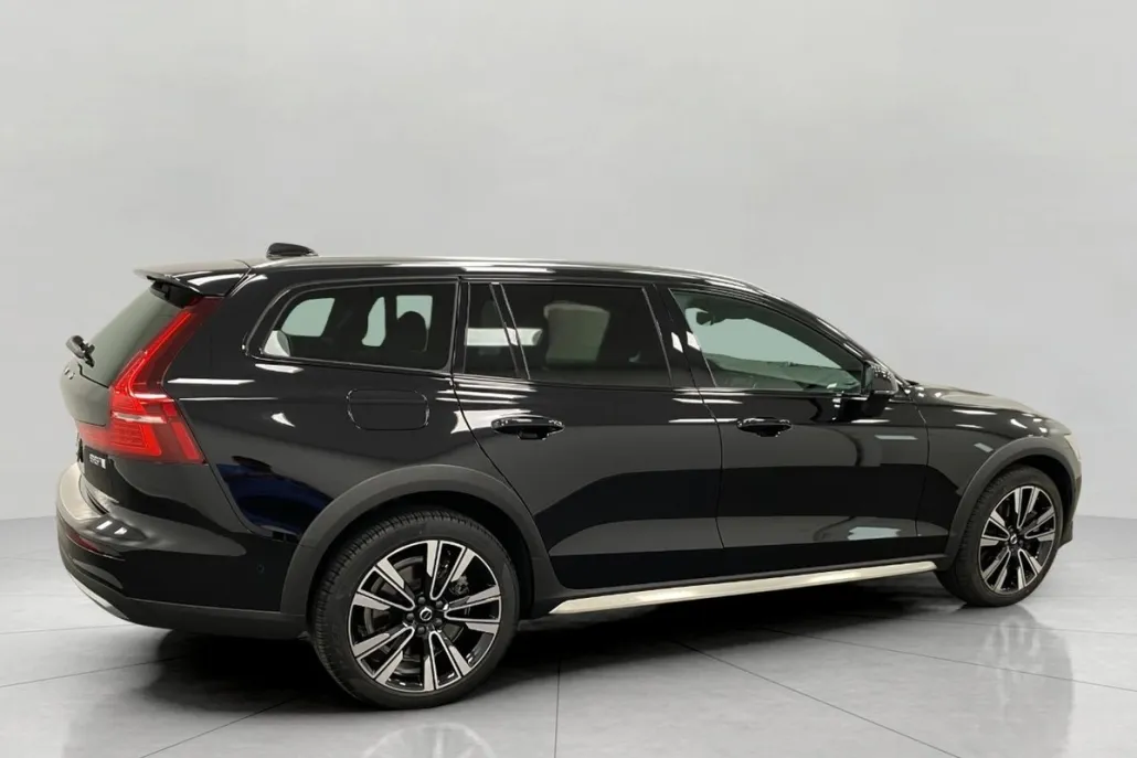 2023 Volvo V60 Cross Country B5 AWD Ultimate photo 1