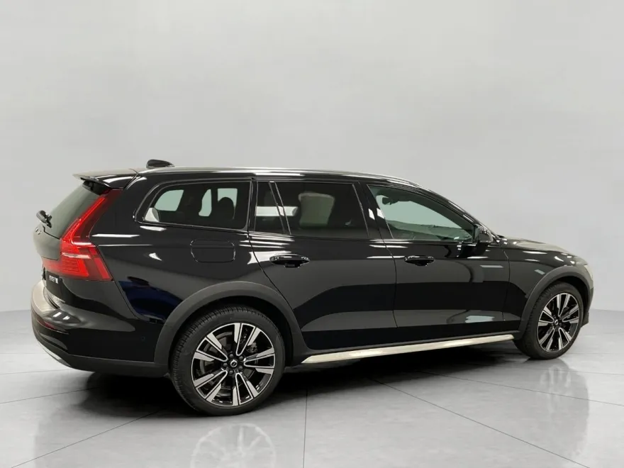 2023 Volvo V60 Cross Country B5 AWD Ultimate photo 1